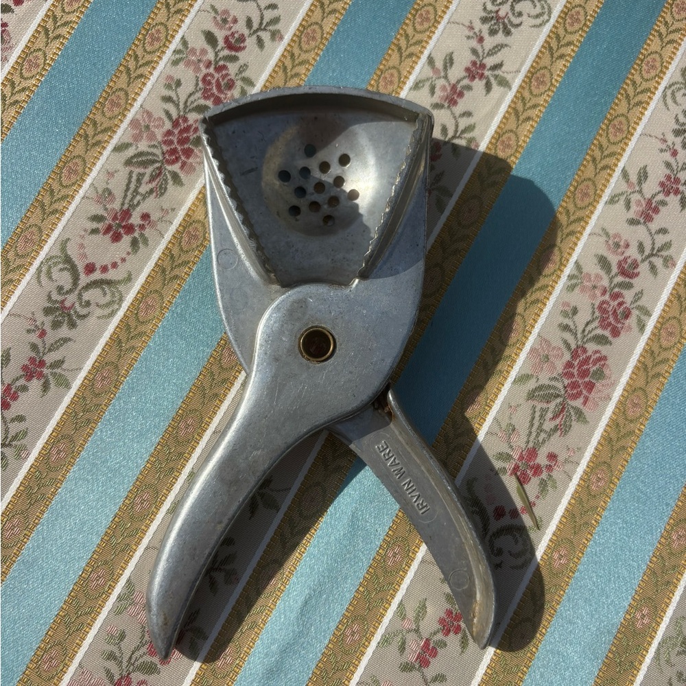 VINTAGE IRVIN WARE hand held manual LEMON/LIME SQUEEZER JUICER made in USA
